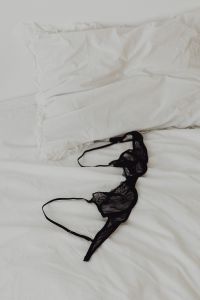 Kaboompics - Black lace underwire bra - white sheets on the bed
