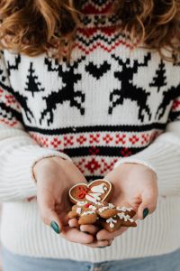 Kaboompics - The woman in the Christmas sweater holds gingerbread