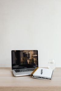 Kaboompics - Laptop - compter - desk - glass of water - Macbook - Notebook - Pen