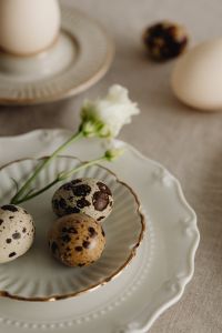 Kaboompics - Easter Delights - Spring Flowers and Minimalist Tableware