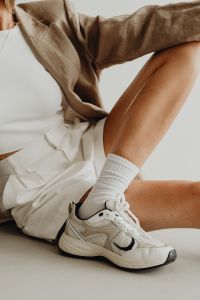 Kaboompics - White top - white high-waisted shorts - long socks - sneakers