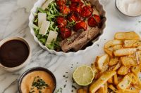 Kaboompics - Gourmet Bowl with Steak - Grilled Tomatoes - Arugula and Cheese