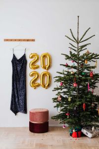 Kaboompics - New Year's Eve - Golden balloons in the shape of the year 2020, Christmas Tree