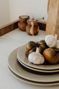 Kaboompics - Garlic and tomatoes on kitchen cabinet