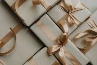 Elegant Christmas Gift Wrapping and Home Decor Ideas - Simple and Festive Holiday Inspirations