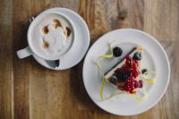 Kaboompics - Cup of coffee and berry cheesecake