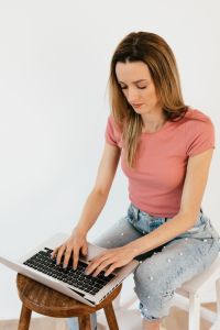 Kaboompics - Young woman working on laptop