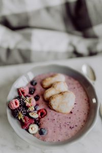 Kaboompics - Bowl with yoghurt, gingerbread and fruit