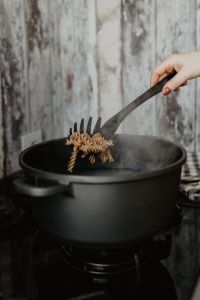 Kaboompics - Hand of a woman preparing pasta