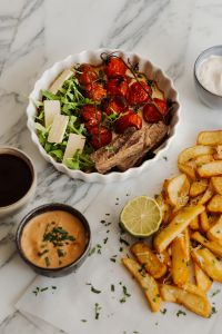 Kaboompics - Gourmet Bowl with Steak - Grilled Tomatoes - Arugula and Cheese