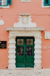 Kaboompics - Pastel pink building with green doors and turquoise shutters, Rovinj, Croatia