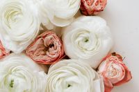 Kaboompics - White buttercups & pink roses