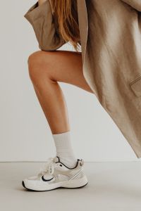 Kaboompics - White top - white high-waisted shorts - long socks - sneakers