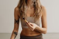 Kaboompics - Young adult woman - yoga mat - leggings - exercise outfit - palo santo