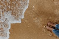 Kaboompics - Closeup of sand, feet and small wave