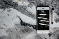 Kaboompics - Cocaine on a smartphone iPhone