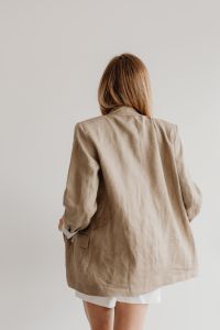 Kaboompics - White top - white high-waisted shorts - linen jacket