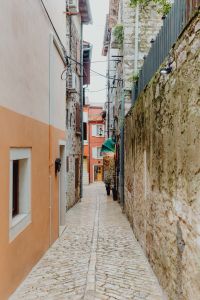 Kaboompics - Narrow street in a small Mediterranean town, Rovinj, Croatia