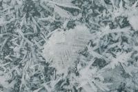 Kaboompics - snowflakes on a frozen lake