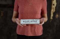 Kaboompics - A young woman is holding a Girlboss Desk Sign