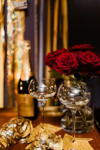 Kaboompics - New Year's Eve party - wine glasses, red roses