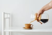 Kaboompics - Coffee brewed in a Chemex and peanut butter sandwiches for breakfast