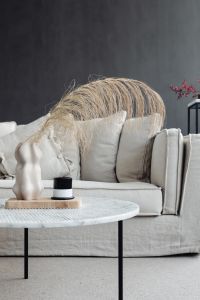 Marble round table - linen sofa - beige - living room - vase - candle - dries