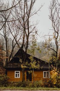 Kaboompics - Old wooden houses in the mountains in autumn