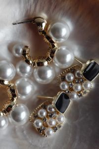 Kaboompics - Pearl jewelry - earrings