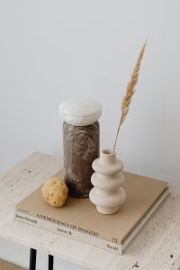 Marble vase - alabaster - dried grass - natural sea sponge
