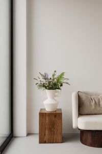 Kaboompics - Clover - Field flowers - Wildflowers - ceramic vase -side table - cubicle - walnut wood - pedestal - upholstered armchair