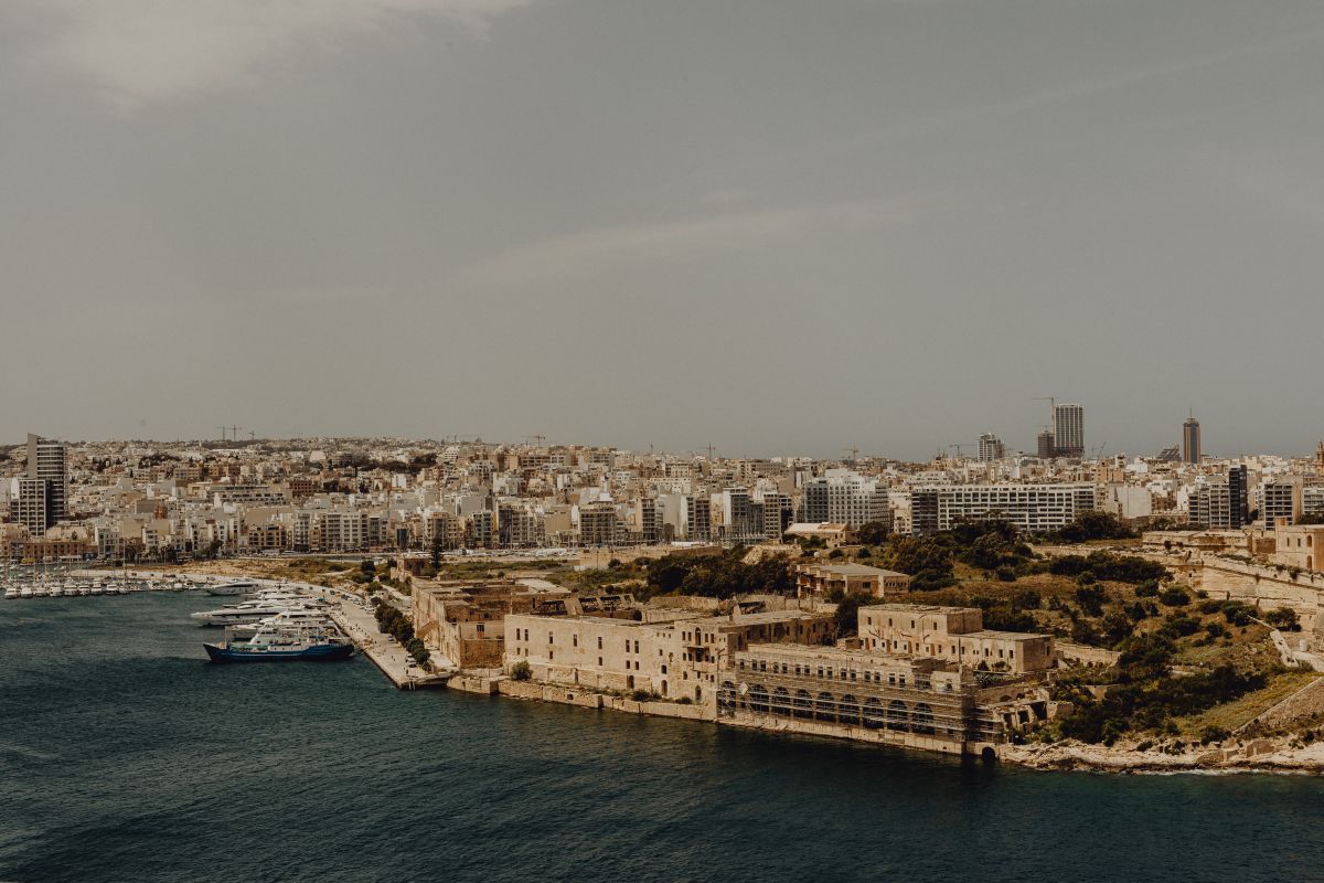 A view of the coastline of the city of Valetta the capital of Malta banco imagem gratuito