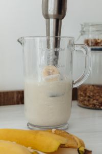 Banana shake with milk - preparation process