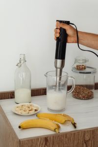 Banana shake with milk - preparation process