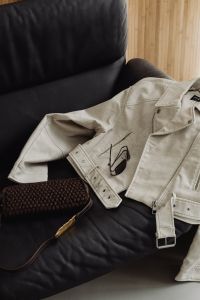 Kaboompics - De Sede DS-2011 Black Leather Two Leather Sofa - Travertine Furniture - White Leather Jacket