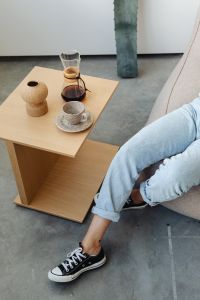 Table - coffee - Chcemex - cup - legs - jeans - sneakers - feminine