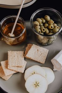 Kaboompics - Healthy snacks - crispbread - apple - olives