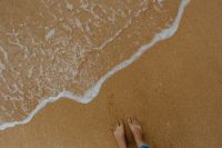 Kaboompics - Closeup of sand, feet and small wave