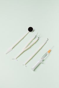 Kaboompics - Disposable dental tools - a mirror probe, tweezers, syringe