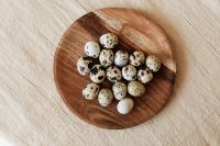 Kaboompics - Quail eggs on wooden plate