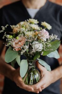 A man keeps a bouquet in a vase