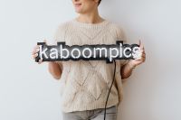 Kaboompics - The woman is holding the Kaboompics neon in her hands