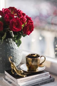 Kaboompics - Gold cup of coffee and red roses bouqet