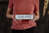 Kaboompics - A young woman is holding a Girlboss Desk Sign