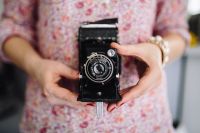 Kaboompics - Woman in pink holding a camera