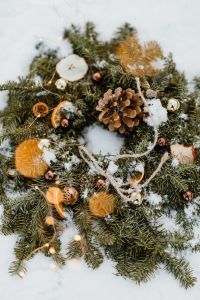 Kaboompics - Evergreen Holiday Wreath With Pine Cone and Citrus Styling
