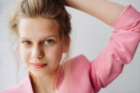 Kaboompics - Blonde Woman in a Pink Blazer with Hand in Hair for Bright Lifestyle Portraits