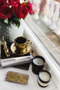 Kaboompics - Gold cup of coffee and red roses bouqet
