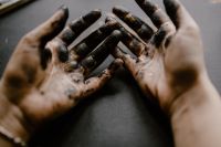 Kaboompics - Messy painted hands of a painting artist