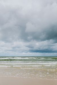 Kaboompics - Sea Horizon and Sandy Shore Background